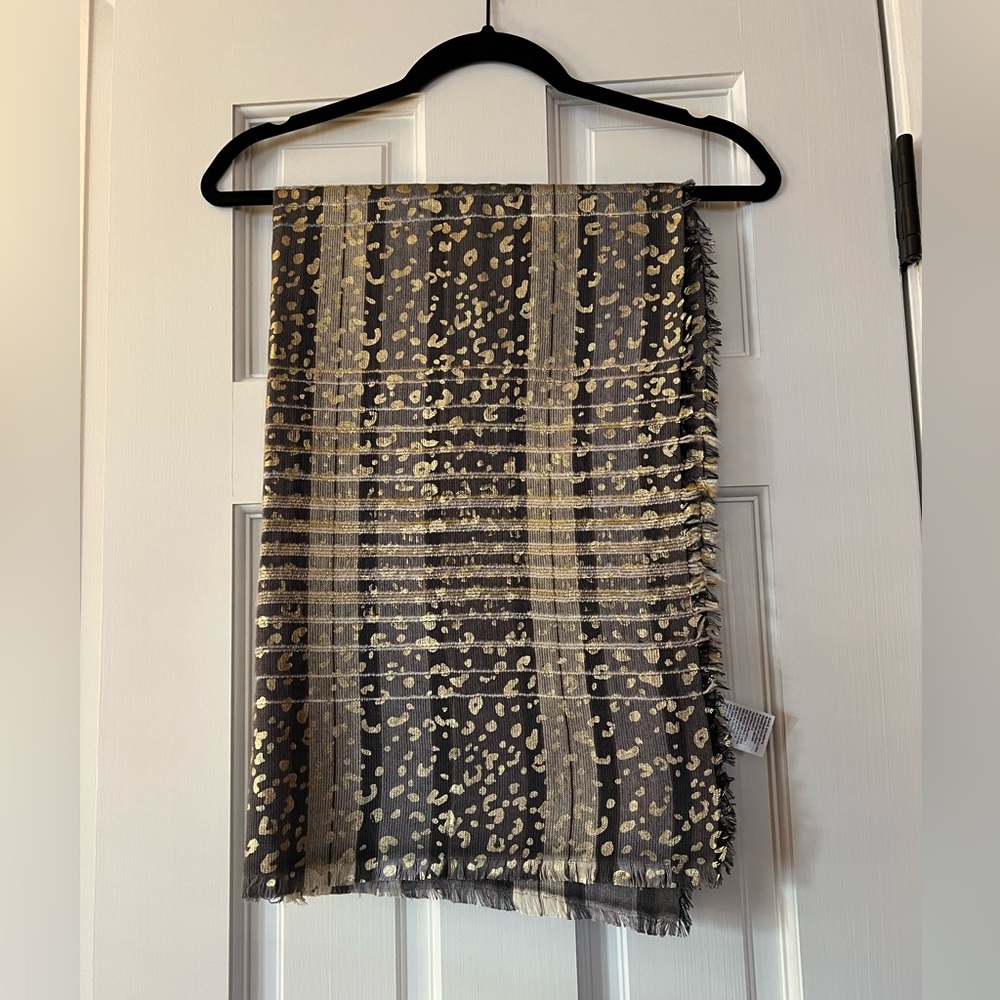 CHICO’s GRAY AND GOLD METALLIC PLAID SHAWL NWOT